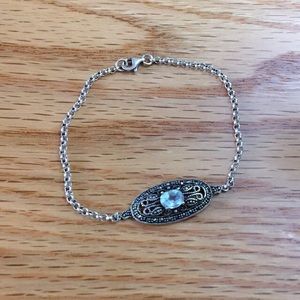 Bracelet with dazzling blue gem